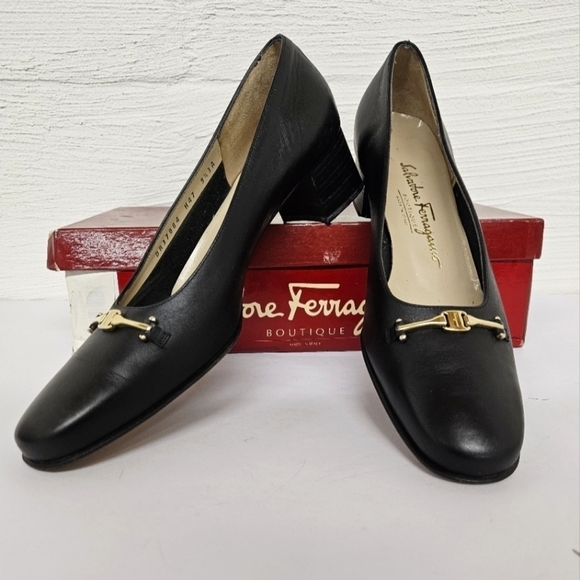 Salvatore Ferragamo Charade Vintage Calf Leather Heels in Black and Gold Sz 9.5